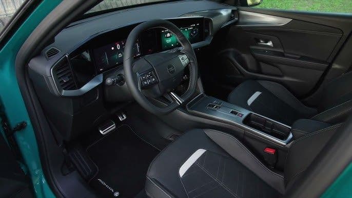 Sedadlá auta Opel Mokka od AVIS Maxirent.